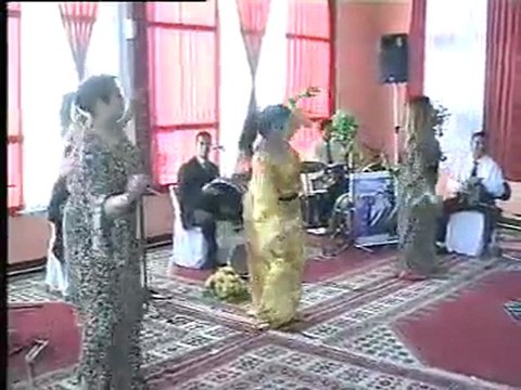 Dailymotion - chaabi Chikhat dance maroc - une vidéo Musique.mp4