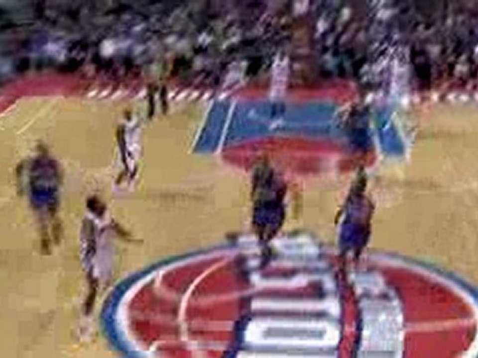 Ben Wallace throws a long pass to Rodney Stuckey, who finish
