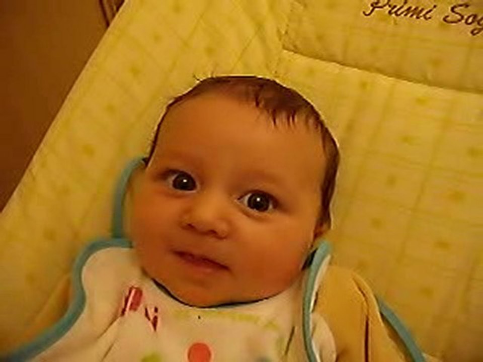 Louis a 2 mois, il sourit et fait des "areu"
