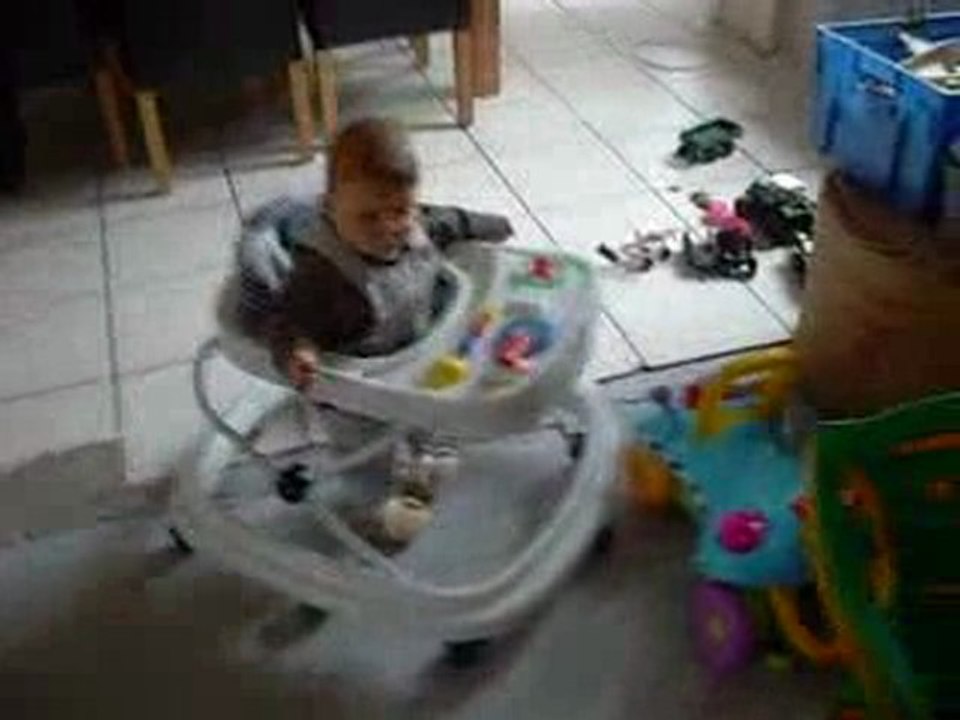 Timéo dans son babytrott