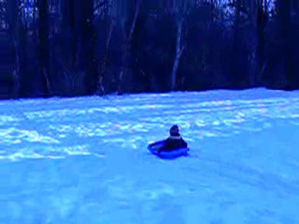Lou-Ann fait de la luge toute seule