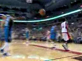 Jose Calderon dumps the pass off to Chris Bosh for the finis