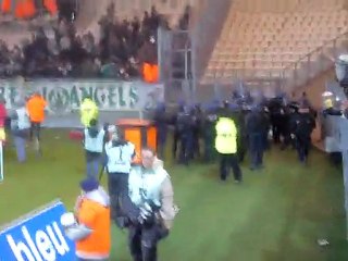 Bagarre entre Supporter Stéphanois et CRS ( GF38-ASSE)