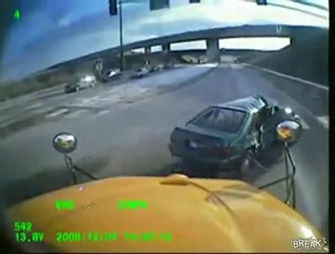 Schoolbus crash into other Car