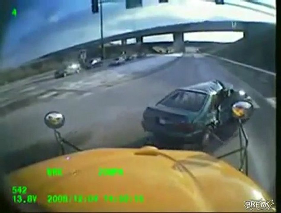 Schoolbus crash into other Car