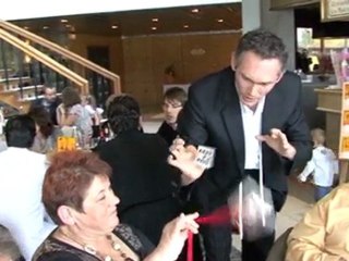 Vous cherchez un magicien de close-up? Magie de Cyril Paris