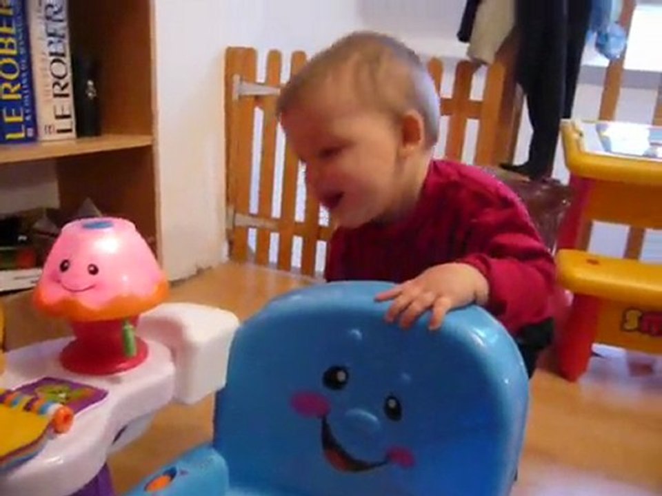 Enzo s'amuse avec sa super chaise musicale !