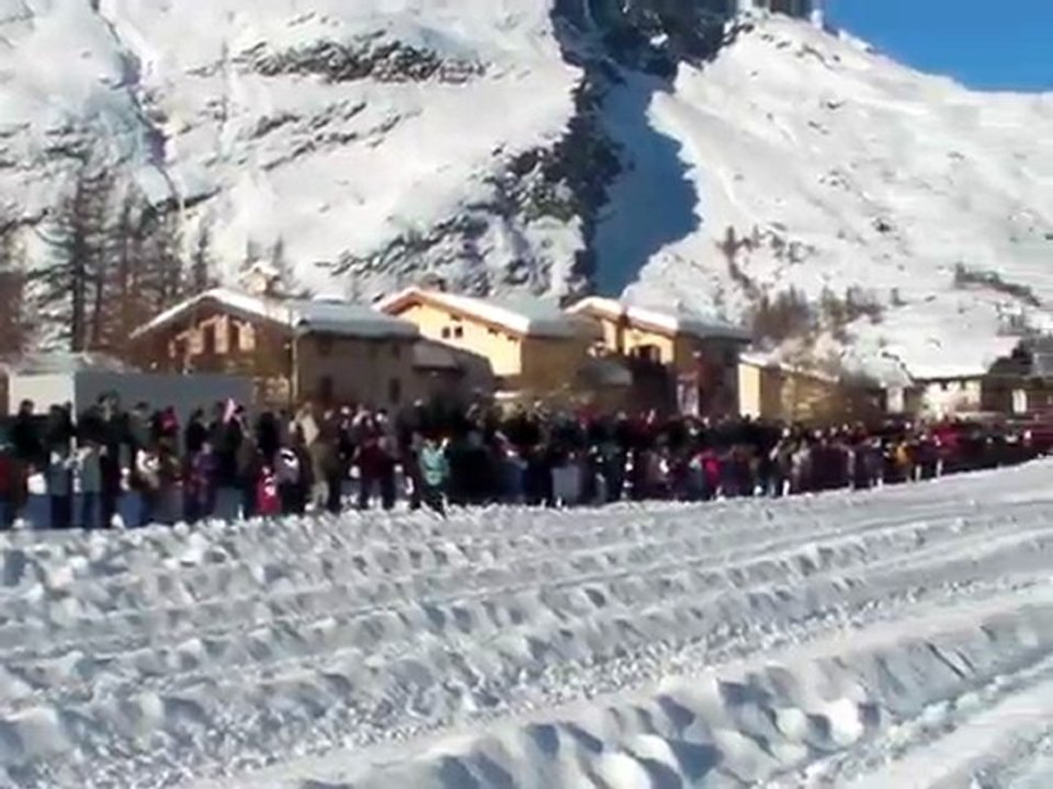 Des milliers de personnes au départ de la 8e étape