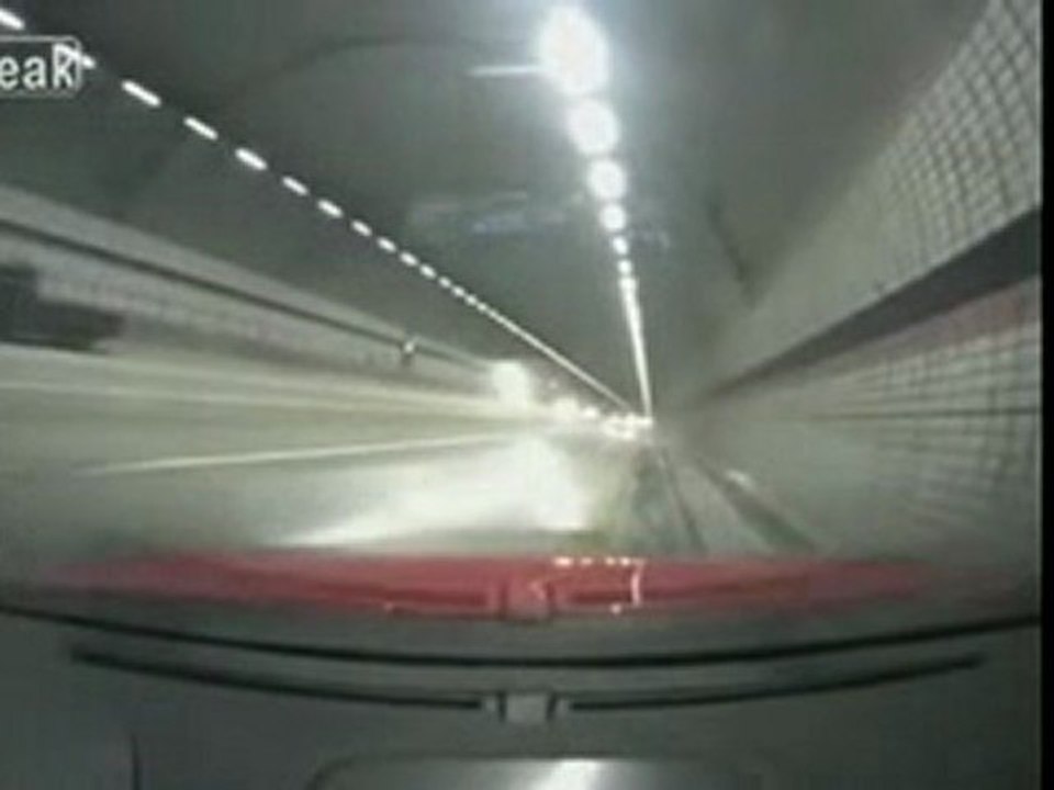 crash  voiture dans un tunel l' abrutis
