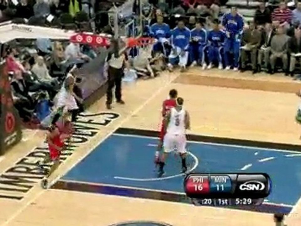 Andre Iguodala tosses a nice lead pass to Thaddeus Young for