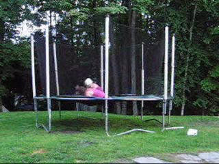 Pamy sur la trampo qui se chie :)