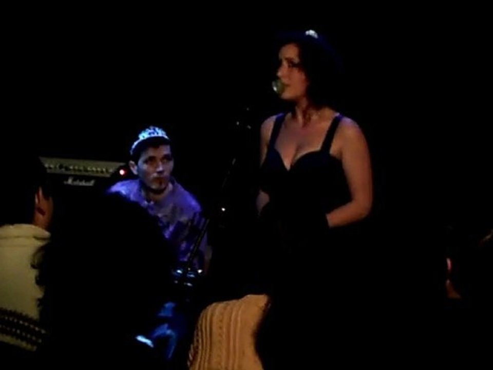 Billie chante pour  "A Fleur de Mots" à Lyon