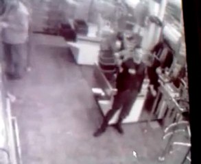 Agent de sécurité attaqué par un spray de défense