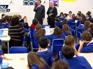 Berlusconi ai bambini: "Sono un bravo presidente?"