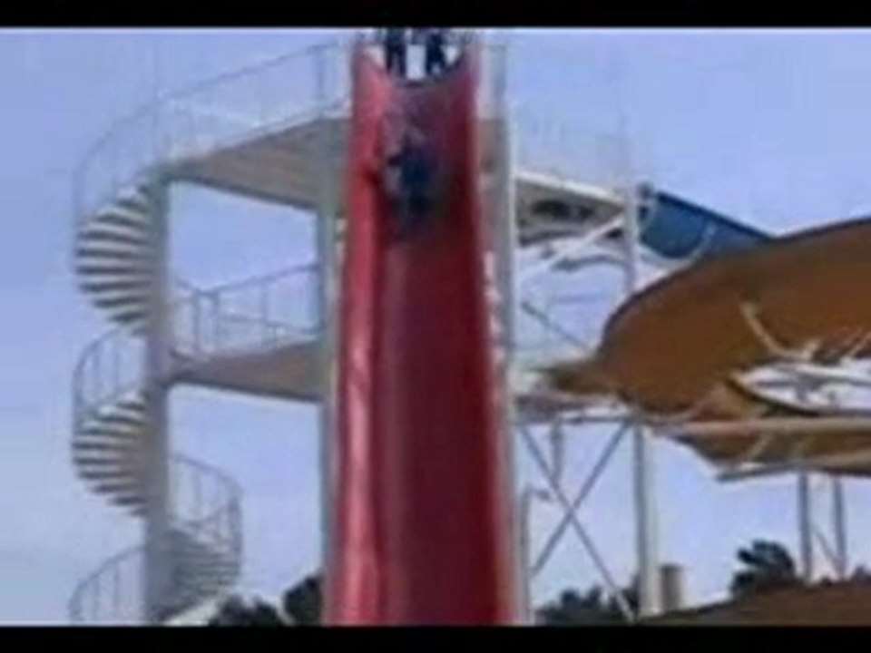 La femme de régis glisse sur un grand tobogan