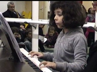 auditions des enfants -13dec09- Nina joue du Bach