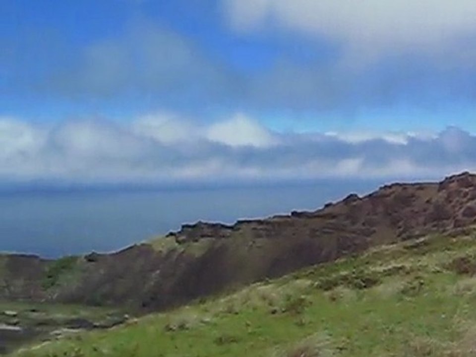 Entre Orongo et l'entree sur le site de Rano Kau, Nov 09