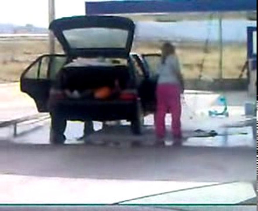 UNE BLONDE LAVE SA VOITURE, HAHAHAHAHA!!!