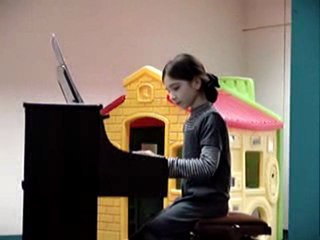 Leslie joue du piano