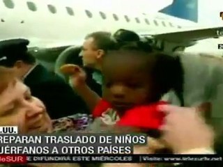 Llegan a EEUU 50 presuntos huérfanos para adopción