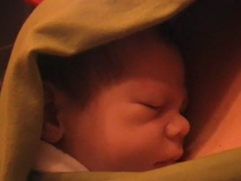 Maxence qui ronfle comme son papa, il a 15 jours !!