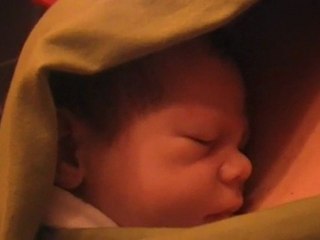 Maxence qui ronfle comme son papa, il a 15 jours !!