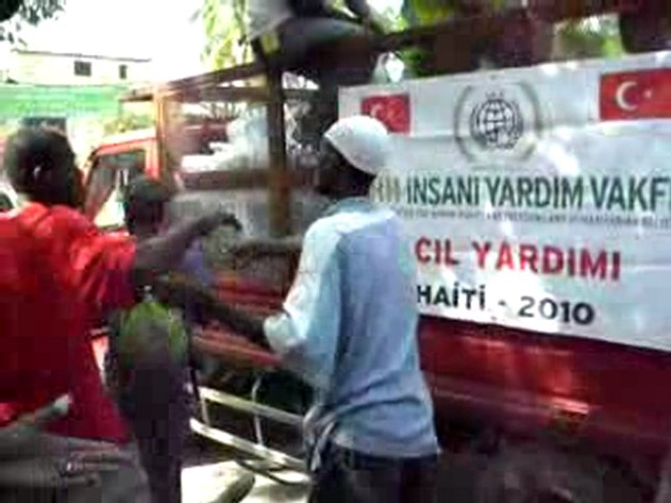 İHH Haiti'de yardım dağıtıyor