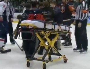 Jack HILLEN prend un slap shot d'Alexander OVECHKIN visage