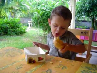 Gabi mange un choux a la crème ...