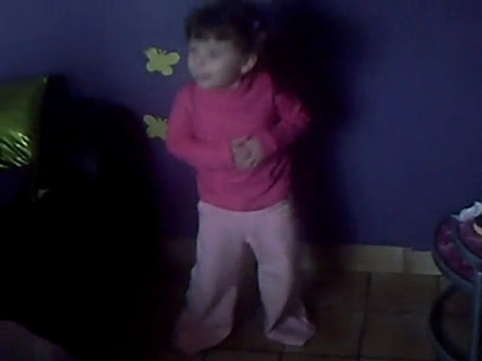 leslie ki danse sur bébé lilly...