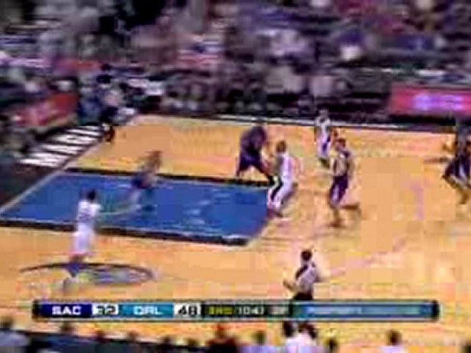 Rashard Lewis throws a nice pass to Matt Barnes, who finishe