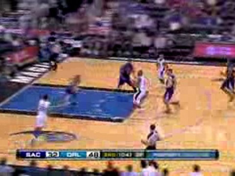 Rashard Lewis throws a nice pass to Matt Barnes, who finishe