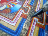 Travail de peinture à l' or et brillance pour  un mandala