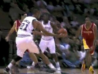 Tim Duncan knocks down a jumper, his 20,001 point as an NBA