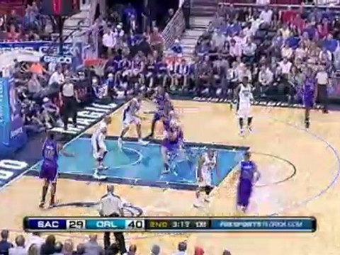 Vince Carter blocks Donte Greene's shot during the second qu