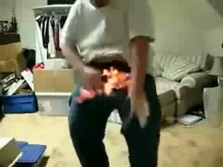 Un abruti joue avec le feu  !!