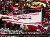 Marchan seguidores y opositores al gobierno venezolano.