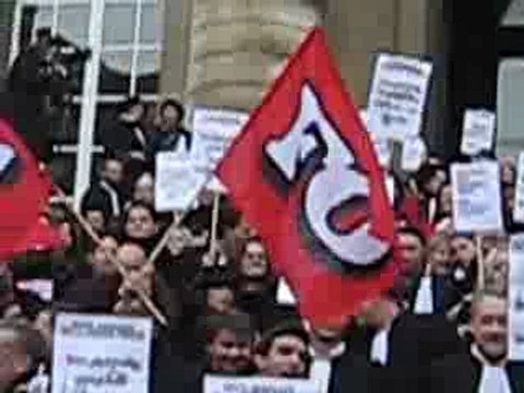 Le slogan Assis, Debout, mais pas Couché