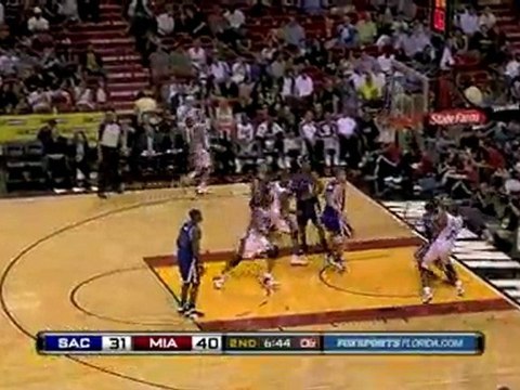 Dorell Wright throws a pass, it bounces off Jermaine O'Neal