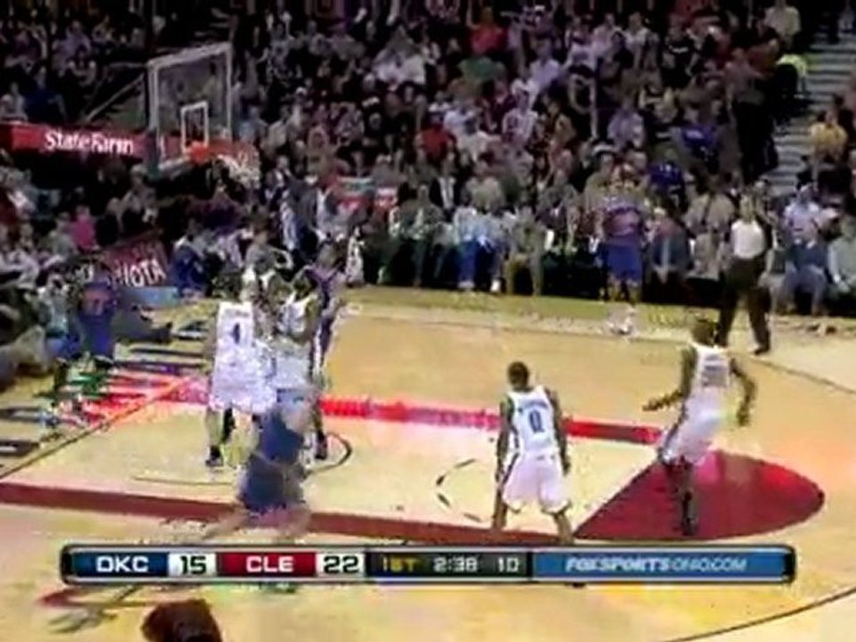 Zydrunas Ilgauskas gives the nice pass to LeBron James who f