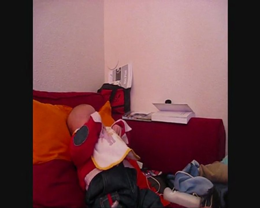 James essaie de s'assoir et maman veut pas !