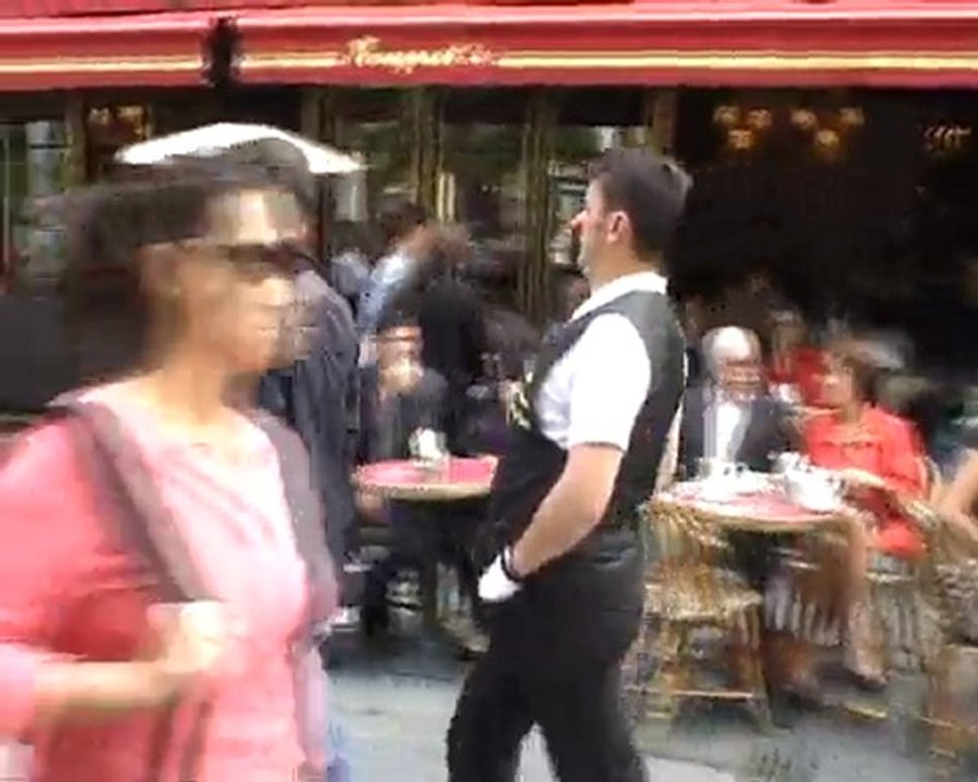 Sylvio Bolinio, le mime suiveur des Champs Elysées