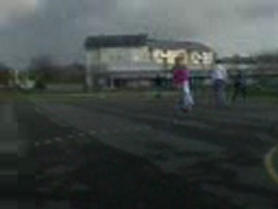 leila marque un panier du mileu de terrain