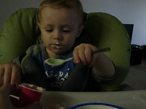 Lucas mange seul son petit-suisse