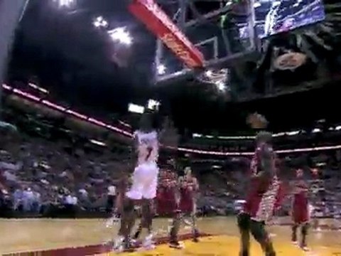 Jermaine O'Neal drives baseline past Shaquille O'Neal for th