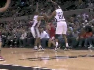 Kirk Hinrich  evades the double-team and finds an open Joaki