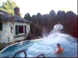 Tuffarsi in piscina dal tetto di casa