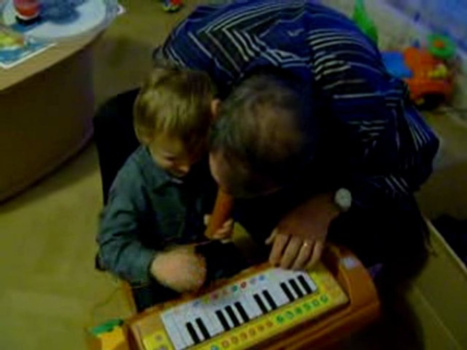 NOEL Erwan et Papy qui joue avec le piano winnie