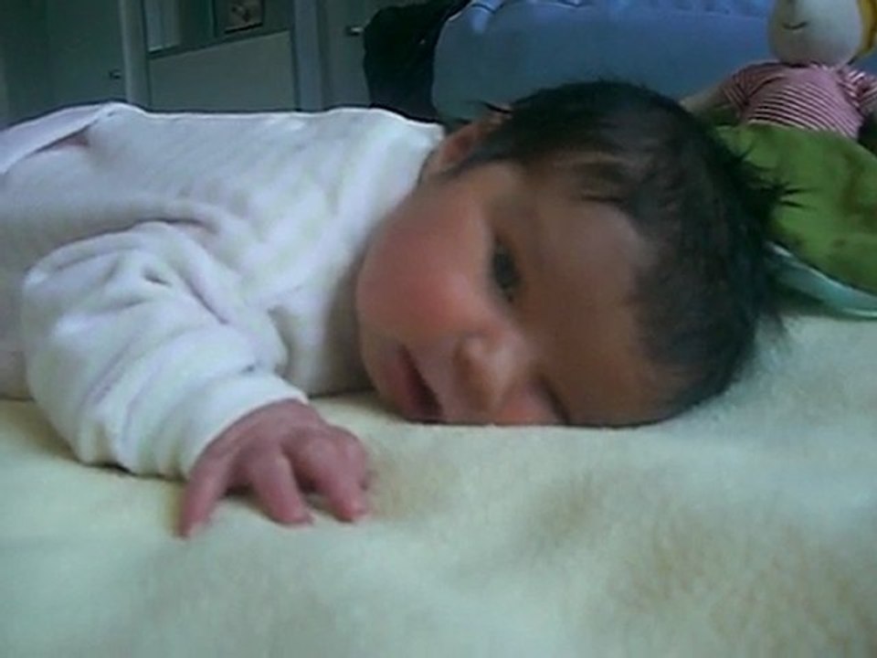 Elya sur le ventre