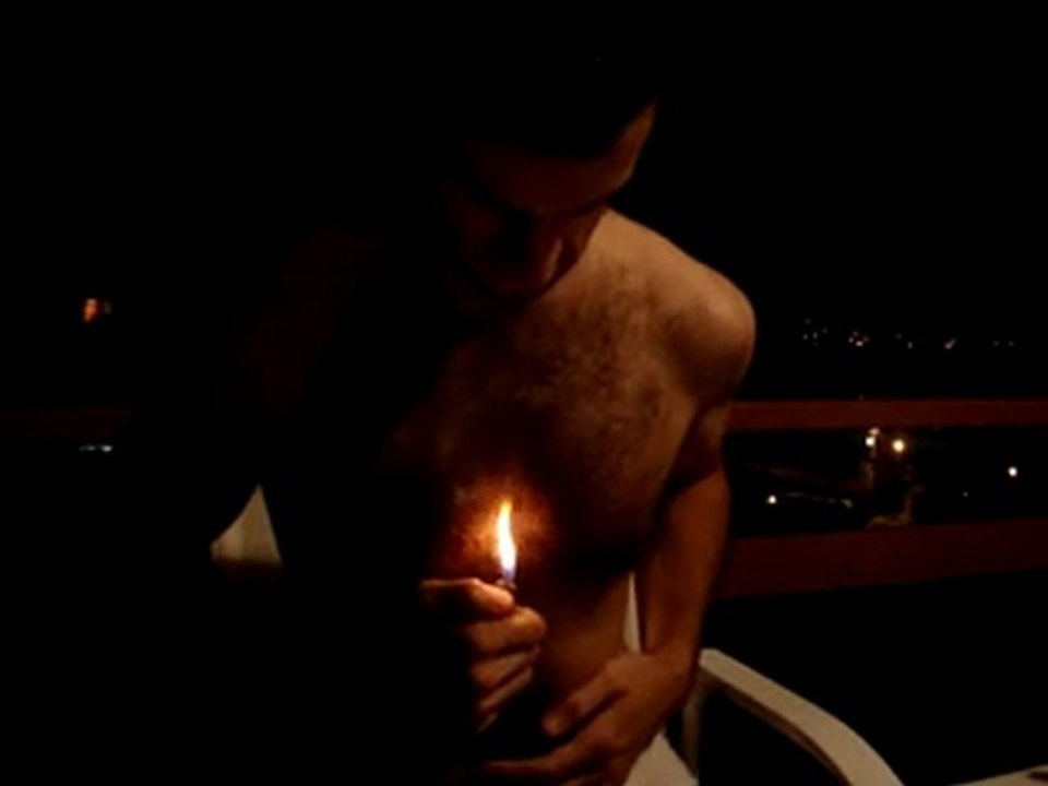 un abruti tente de s'épiller sans sire, c'est chaud!